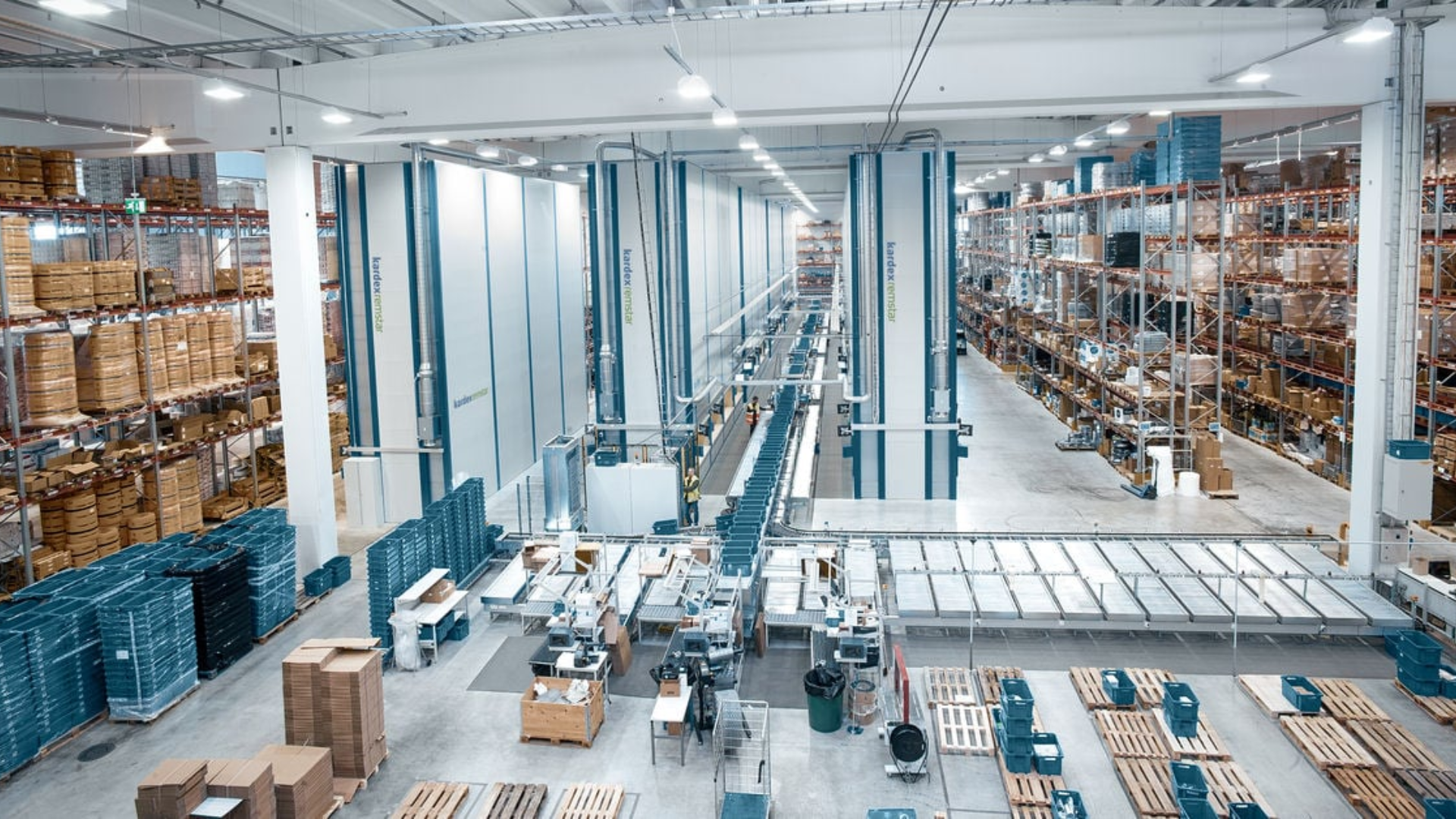 Tự động hóa kho hàng (AS/RS - Automated Storage and Retrieval Systems) - nhà kho thông minh
