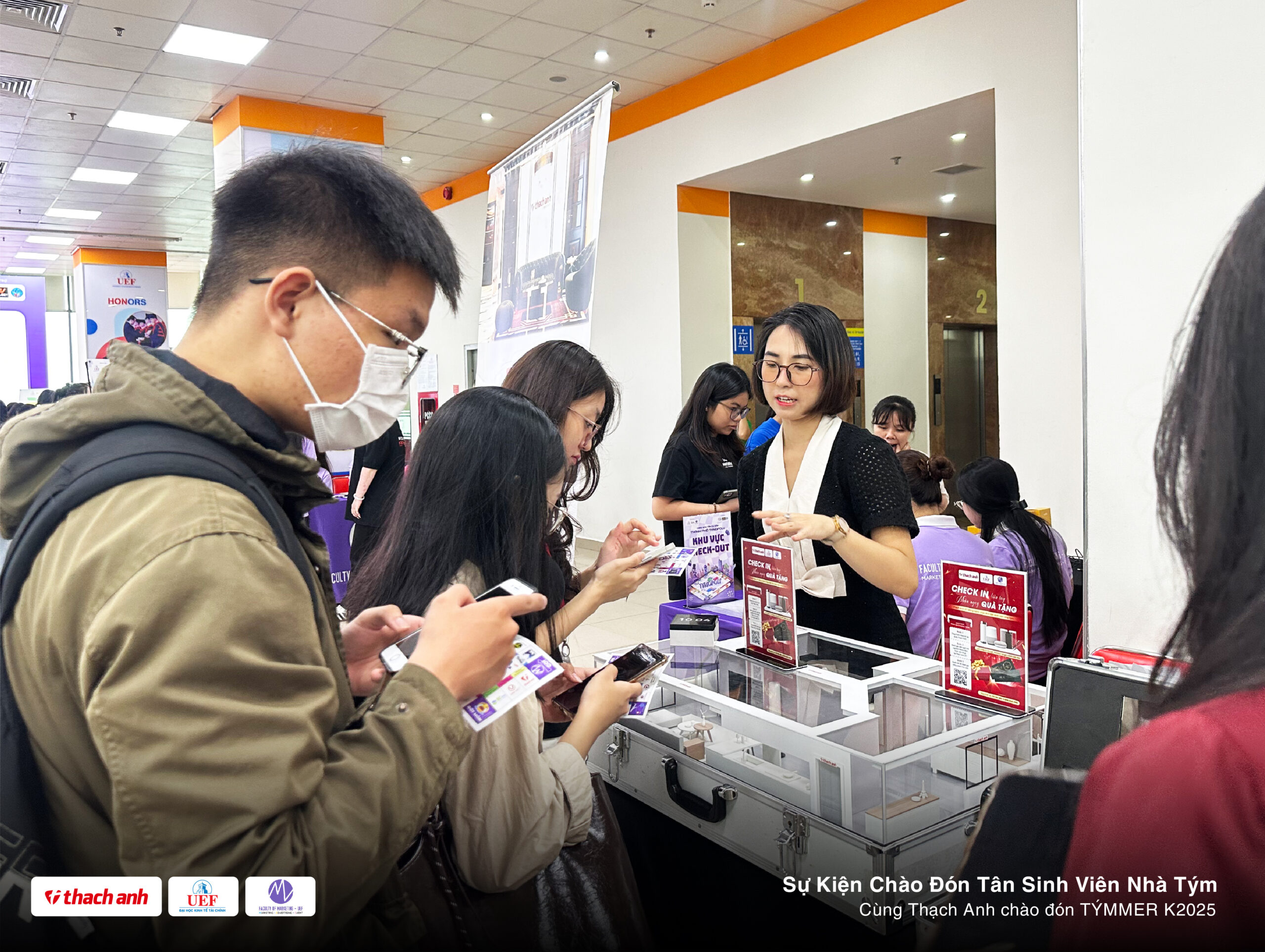 Thạch Anh Chào Mừng Tân Sinh Viên Khoa Marketing – UEF Khóa 2025 Thạch Anh Chào Mừng Tân Sinh Viên Khoa Marketing – UEF Khóa 2025