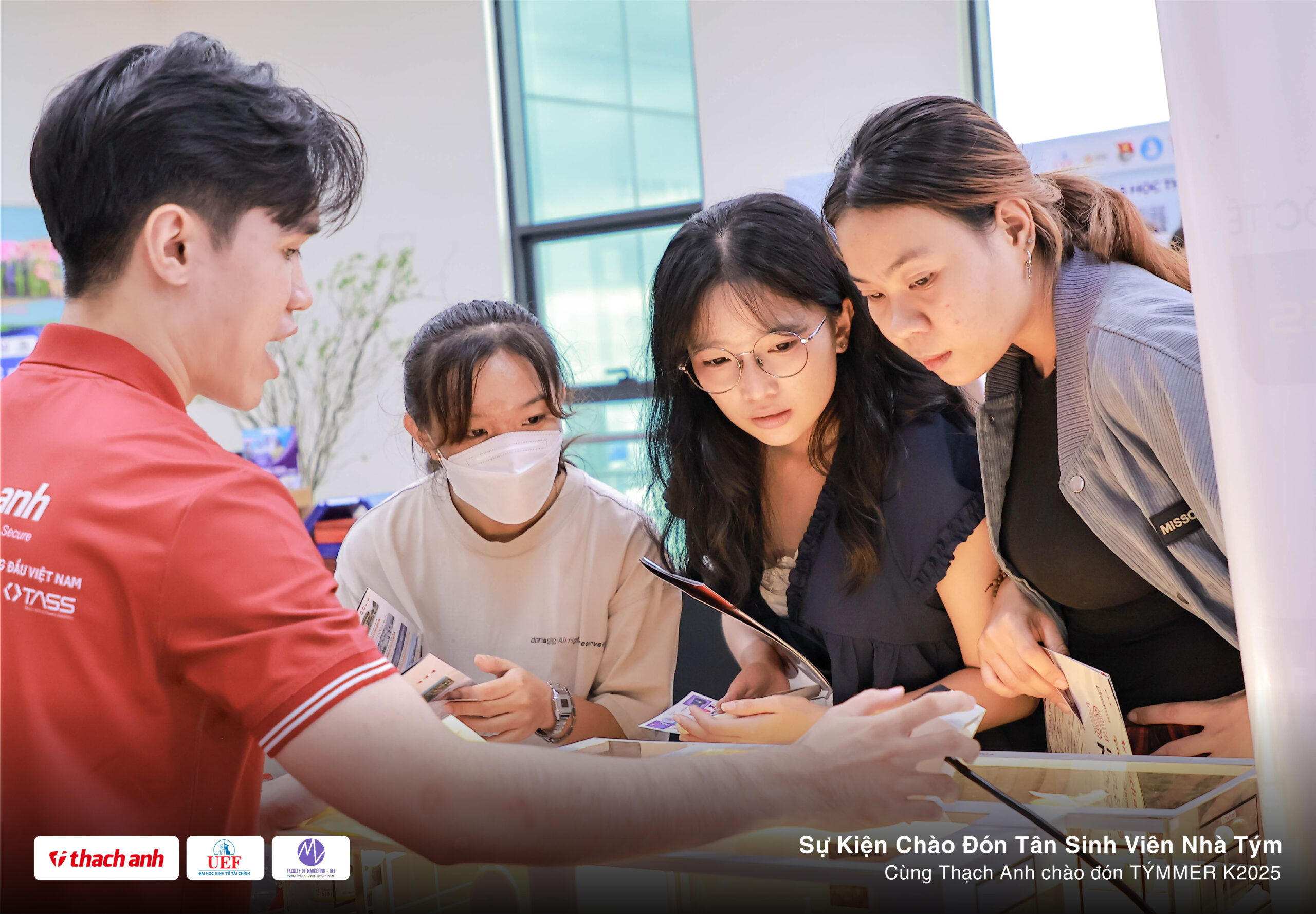 Thạch Anh Chào Mừng Tân Sinh Viên Khoa Marketing – UEF Khóa 2025 Thạch Anh Chào Mừng Tân Sinh Viên Khoa Marketing – UEF Khóa 2025