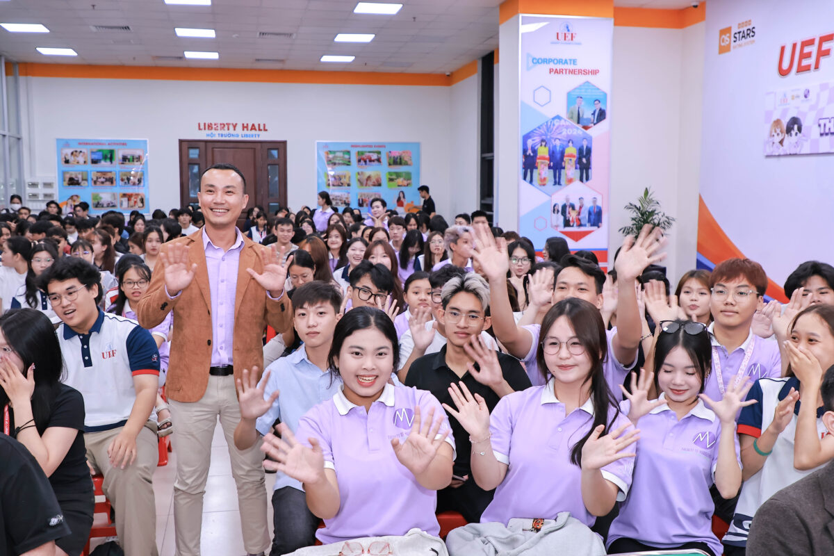 Thạch Anh Chào Mừng Tân Sinh Viên Khoa Marketing – UEF Khóa 2025 Thạch Anh Chào Mừng Tân Sinh Viên Khoa Marketing – UEF Khóa 2025
