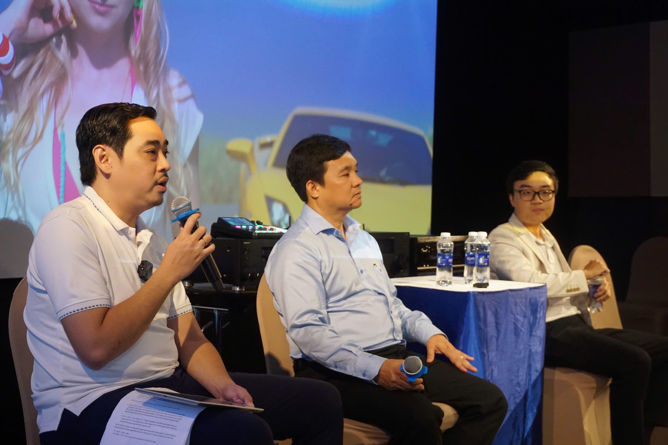ThS.Nguyễn Hồng Thạch (Founder Thạch Anh ITT) cùng Host Mr.Cường Adam (CEO SSQ Audio) và Mr.Hoàng (Giám đốc kinh doanh Home Flow) ThS.Nguyễn Hồng Thạch (Founder Thạch Anh ITT) cùng Host Mr.Cường Adam (CEO SSQ Audio) và Mr.Hoàng (Giám đốc kinh doanh Home Flow)