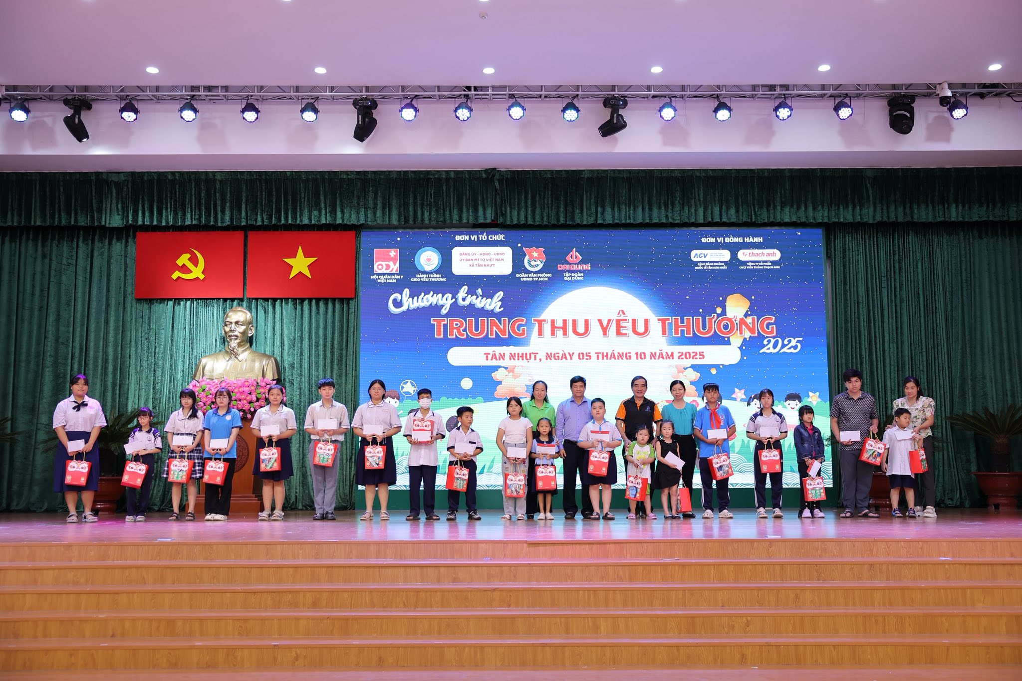 Chương trình "Trung thu Yêu thương" năm 2025 đã khép lại với nhiều cảm xúc vỡ òa, Chương trình "Trung thu Yêu thương" năm 2025 đã khép lại với nhiều cảm xúc vỡ òa,