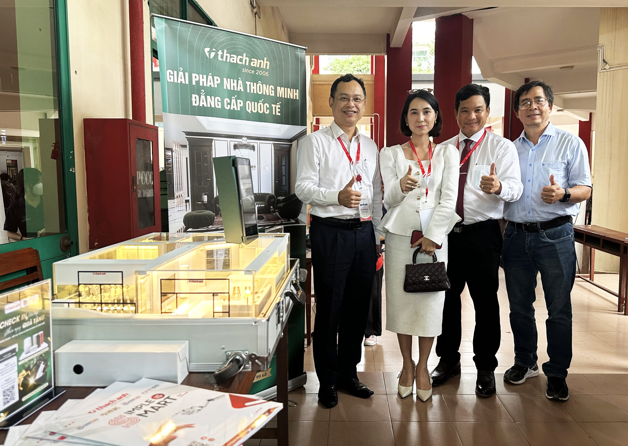 Hình Ảnh Ban Lãnh Đạo Trường Đại Học Bưu Chính Viễn Thông Và Ban Lãnh Đạo Thạch Anh ITT