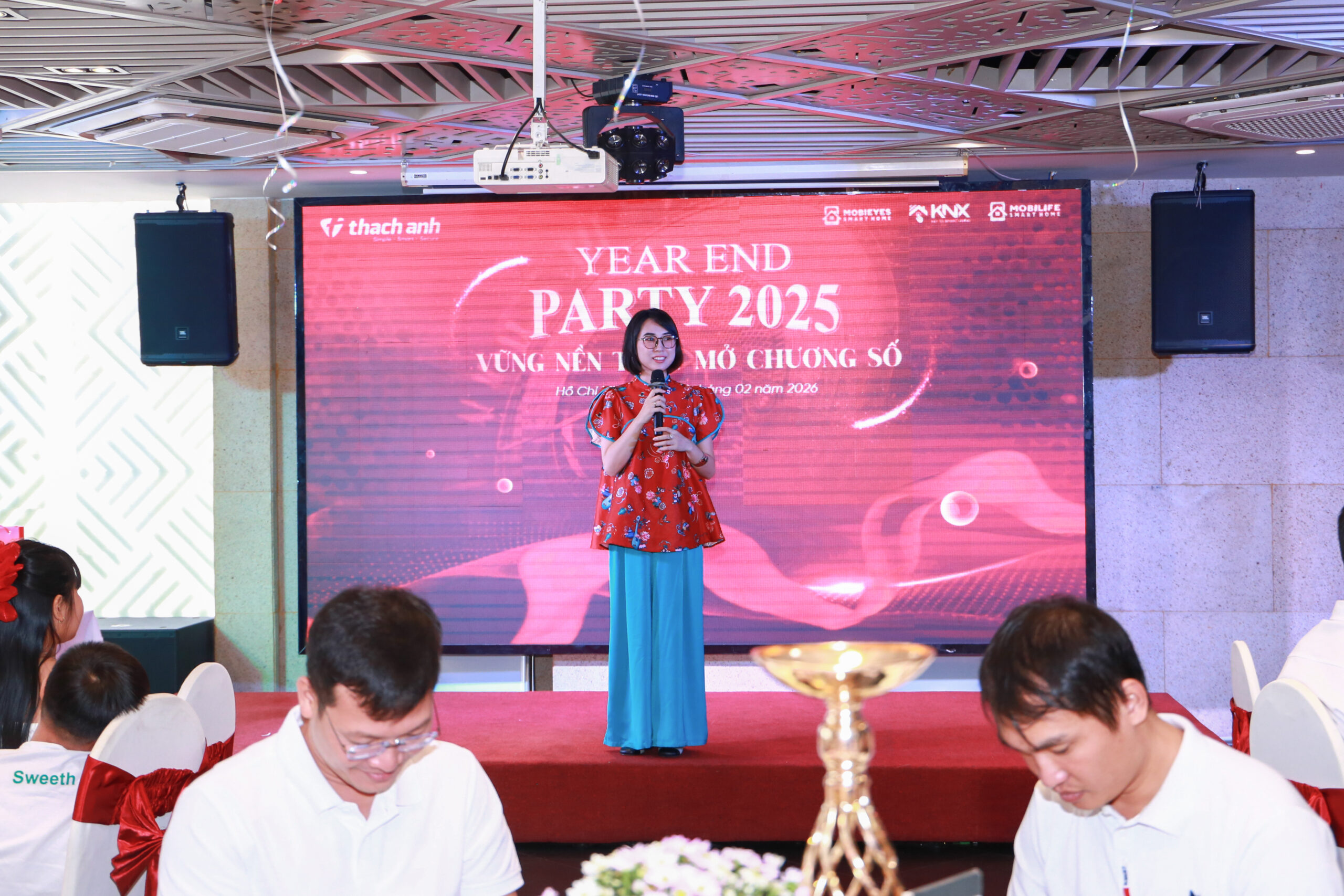 Hình ảnh CEO Dương Ngọc Ánh đang phát biểu đầy nhiệt huyết về định hướng công nghệ mới trên sân khấu. Hình ảnh CEO Dương Ngọc Ánh đang phát biểu đầy nhiệt huyết về định hướng công nghệ mới trên sân khấu.