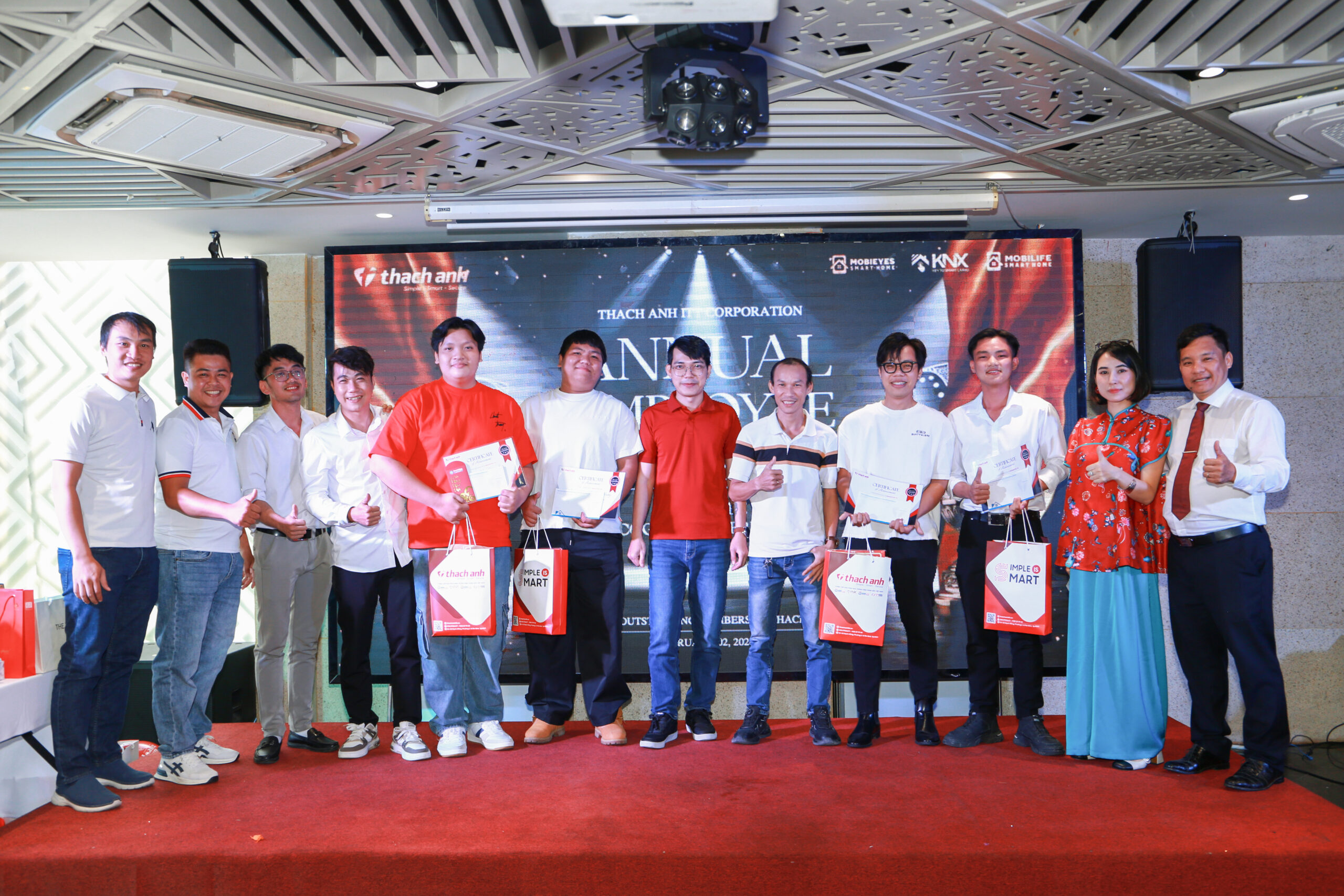 Khoảnh khắc các CBNV nhận kỷ niệm chương và bằng khen từ Ban Lãnh Đạo trong niềm tự hào. Khoảnh khắc các CBNV nhận kỷ niệm chương và bằng khen từ Ban Lãnh Đạo trong niềm tự hào.