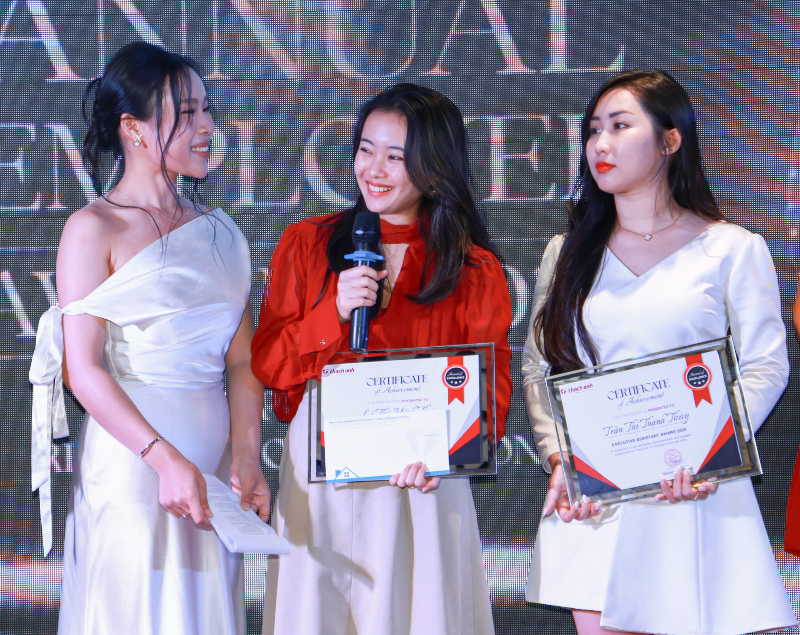 Khoảnh khắc các CBNV nhận kỷ niệm chương và bằng khen từ Ban Lãnh Đạo trong niềm tự hào. Khoảnh khắc các CBNV nhận kỷ niệm chương và bằng khen từ Ban Lãnh Đạo trong niềm tự hào.