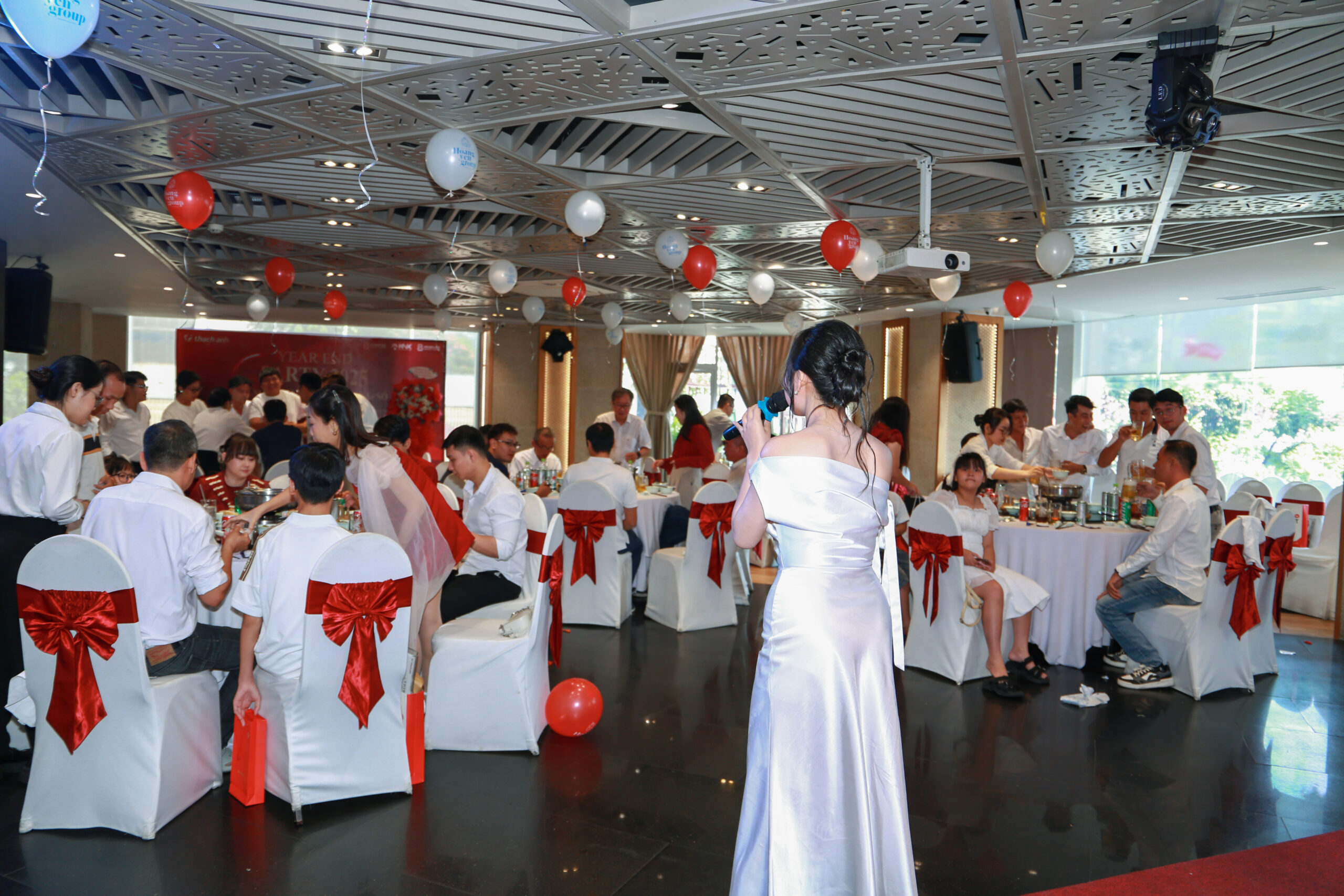 Không gian tiệc tại Hoàng Yến Stix với backdrop chủ đề "Year End Party 2025 - Vững Nền Tảng Cũ - Mở Chương Số Mới" rực rỡ sắc đỏ và trắng. Không gian tiệc tại Hoàng Yến Stix với backdrop chủ đề "Year End Party 2025 - Vững Nền Tảng Cũ - Mở Chương Số Mới" rực rỡ sắc đỏ và trắng.
