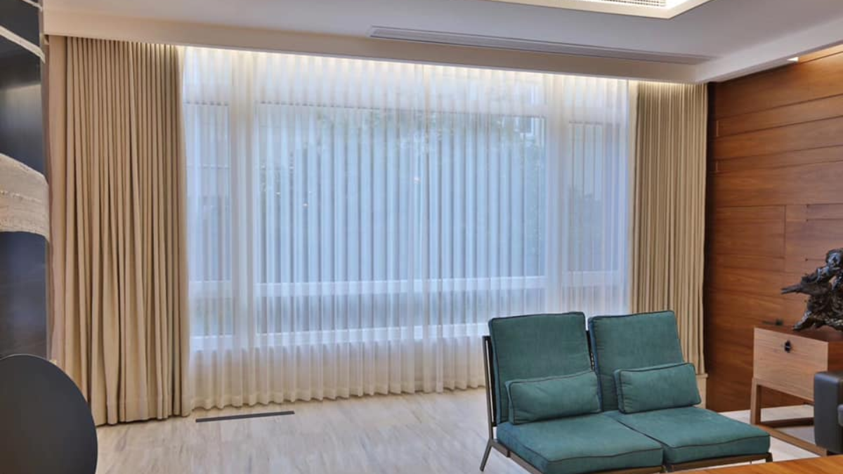 Động cơ rèm thông minh lắp đặt giấu trần thạch cao tinh tế trong phòng khách penthouse hiện đại