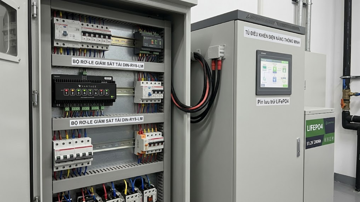 Tủ điều khiển điện năng thông minh tích hợp bộ rơ-le giám sát tải DIN-RY8-LM kết nối hệ thống pin lưu trữ LiFePO4